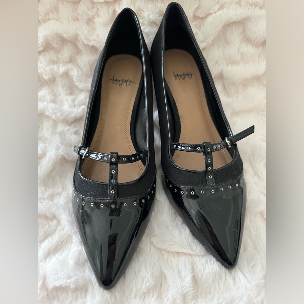 Sexy black pumps - work or play!  EUC